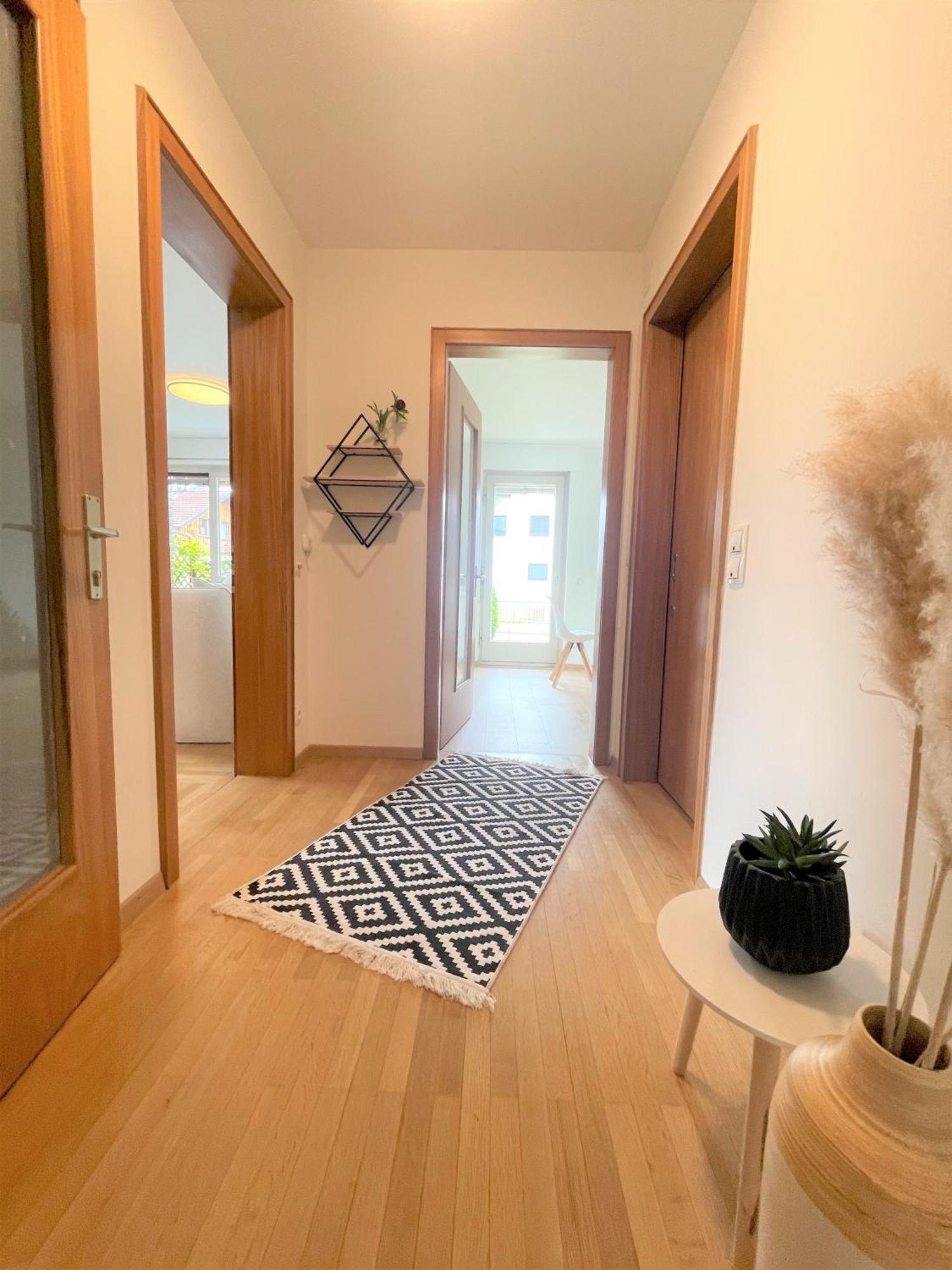 Crown Living Design Apartment - 2 Schlafzimmer - Kueche - Gratis Parkplatz - Abstellraum Fuer Fahrraeder/Ski Mader Экстерьер фото