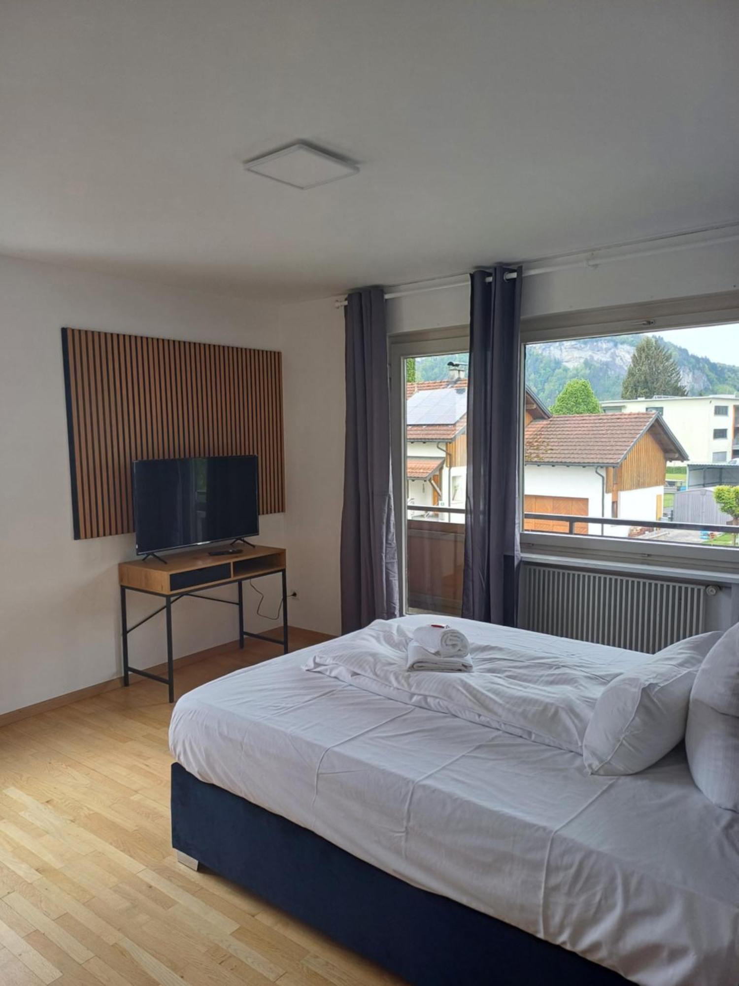 Crown Living Design Apartment - 2 Schlafzimmer - Kueche - Gratis Parkplatz - Abstellraum Fuer Fahrraeder/Ski Mader Экстерьер фото